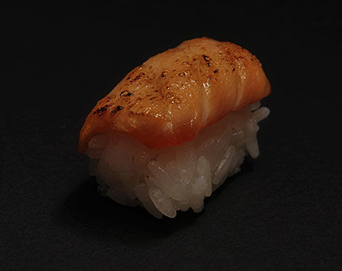 BABY NIGIRI Z GRILLOWANYM ŁOSOSIEM